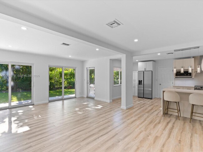Building Photo - 5406 S Le Jeune Rd