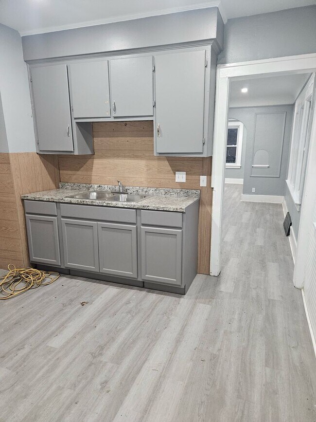 Building Photo - 5211 Lakeview St