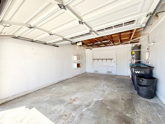 Building Photo - Charming Sun City 55+ Community 2 Bedroom Home with Bonus Sunroom Space