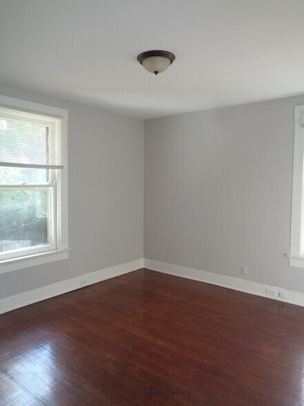 Building Photo - 868 Academy Ave