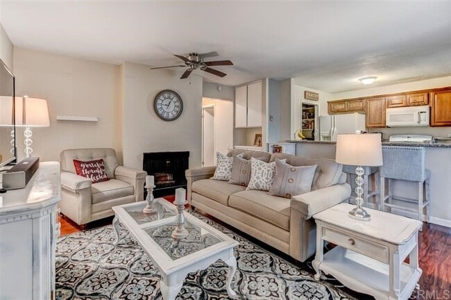 Building Photo - Spacious 2 bedroom 1 bathroom Condo with L...
