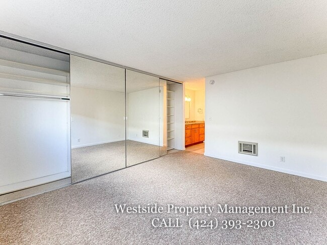 Building Photo - 11645 Montana Ave