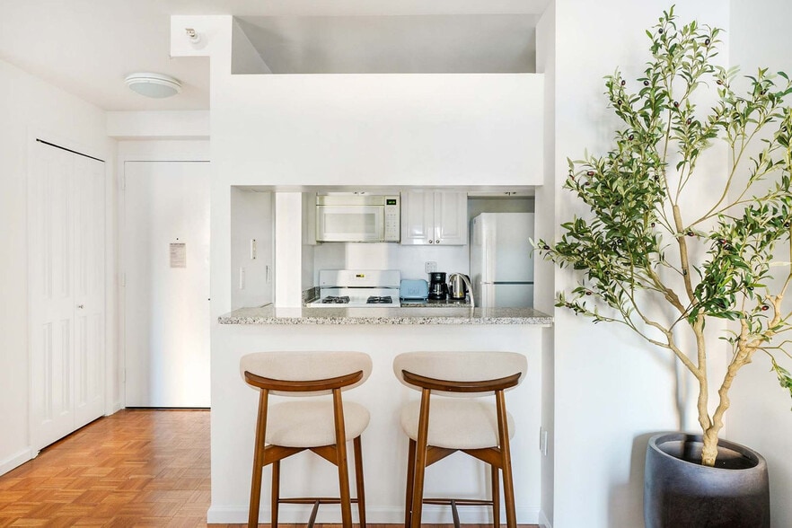 Building Photo - 350 W 43rd St