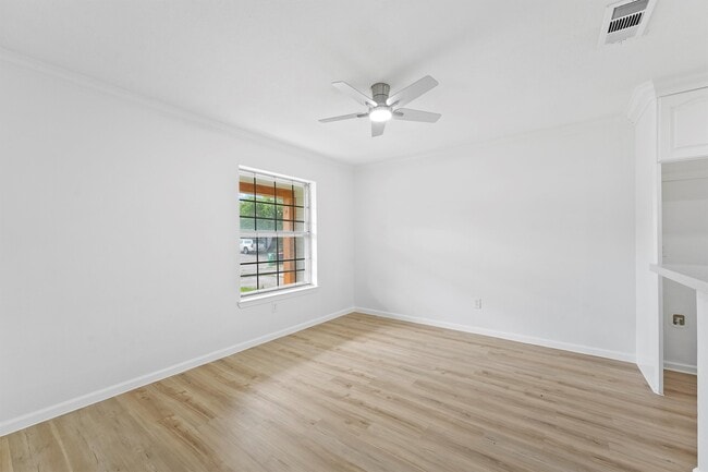 Building Photo - 406 Riverbend St