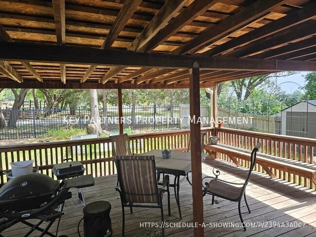 Building Photo - 620 N Sunset Dr