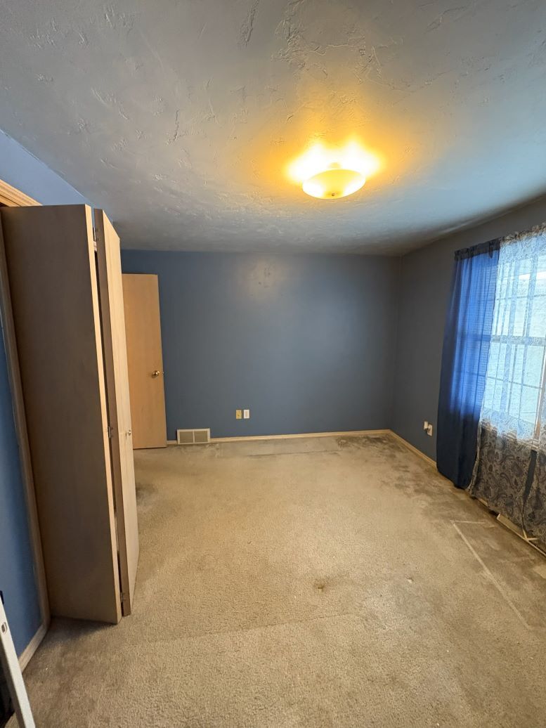 upstairs bed 1 - 13501 Velp Ave