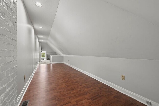 Building Photo - 285 E Whittier St