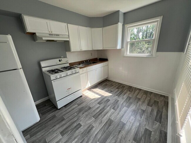 Building Photo - Gorgeous THREE bedroom home with one bath, AVAILABLE NOW!  Passed all inspections!  Gated back ya...