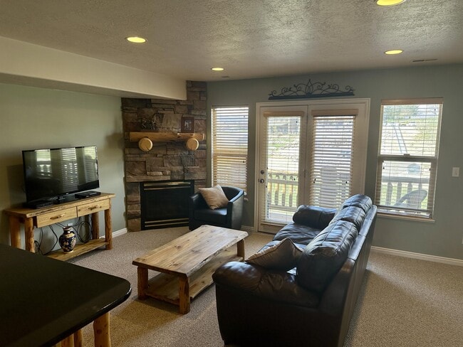 Building Photo - 3555 N Fox Run Dr
