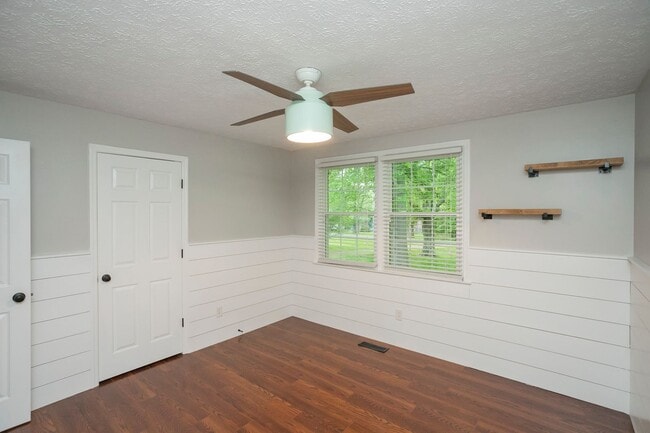 Building Photo - 1143 Bayview Dr