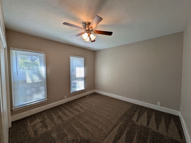 Building Photo - 3 Bedroom Home with detached garage and partially fenced yard, pet friendly!