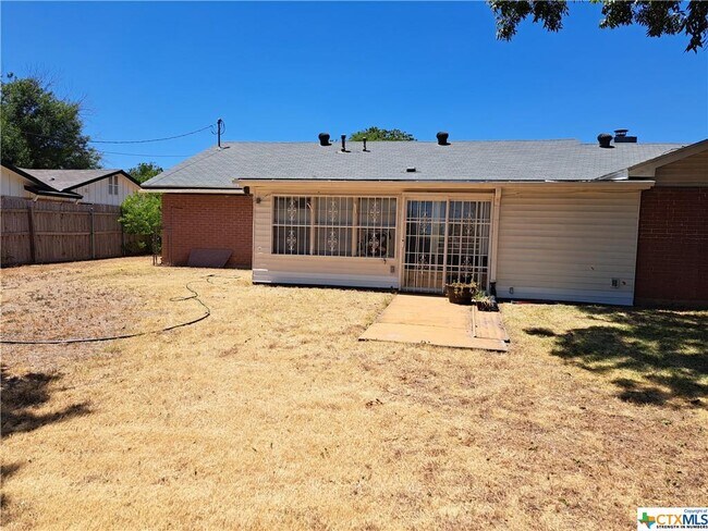 Building Photo - 2308 Lily Dr