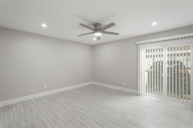 Building Photo - 2121 Fountain View Dr