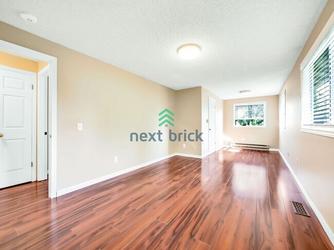 Building Photo - 5 Bed and 3 Bath Single-family Home Availa...