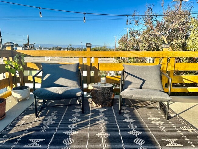 Building Photo - 33 S Venice Blvd