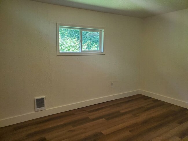 Building Photo - Recently Remolded Duplex