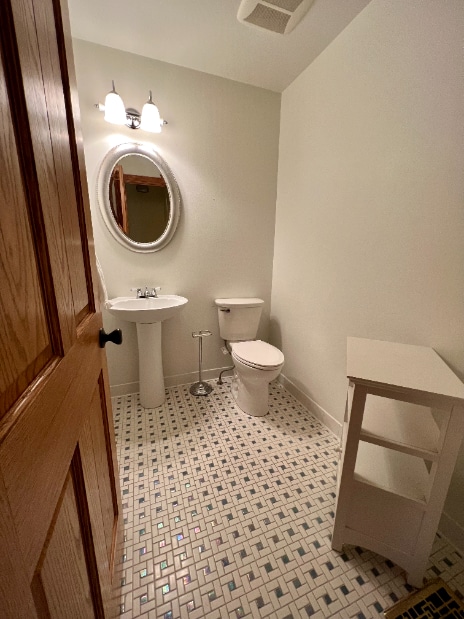 Building Photo - Charming Three Bedroom Home!