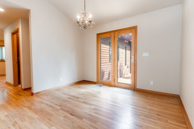 Building Photo - Private river access and stunning views from this home on Harmon Blvd! + Bonus Room