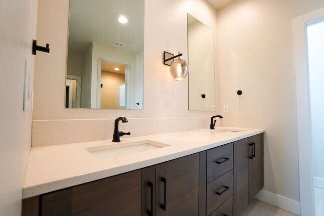 Building Photo - 3045 S Honeycomb Way