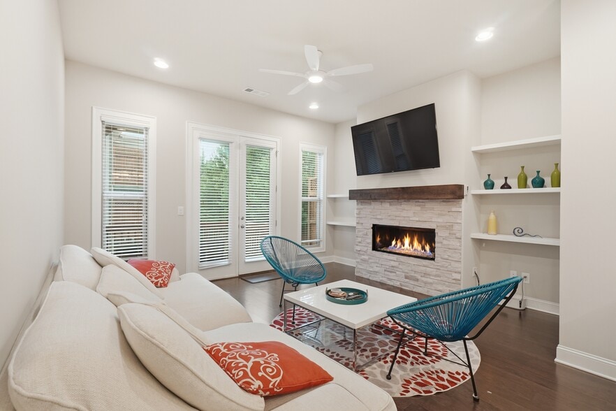 Building Photo - 4245 Deming Cir
