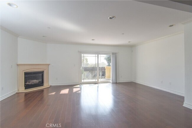 Building Photo - 11911 Mayfield Ave