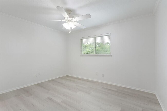 Building Photo - 77 Crystal Lake Ln