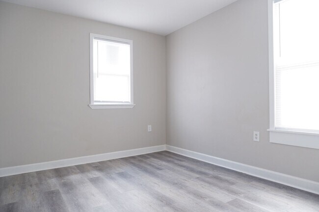 Building Photo - Must see two bedroom Apartment in bustling...