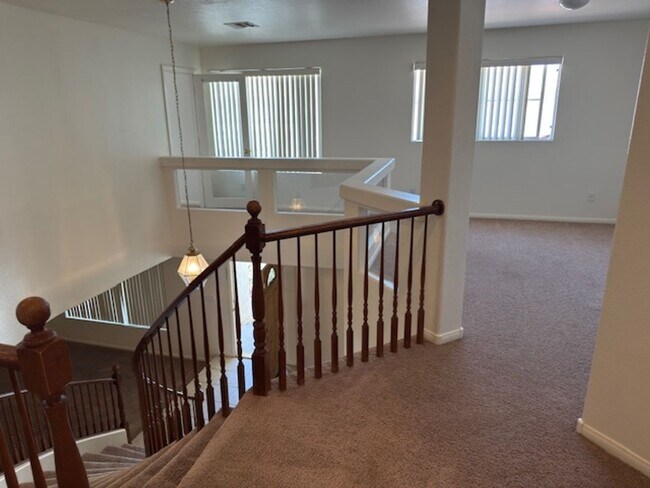 Building Photo - LARGE Spacious 5 Bedroom Single Family Home!!