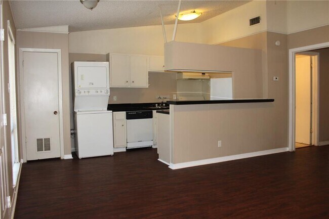 Building Photo - 606 W 51st St