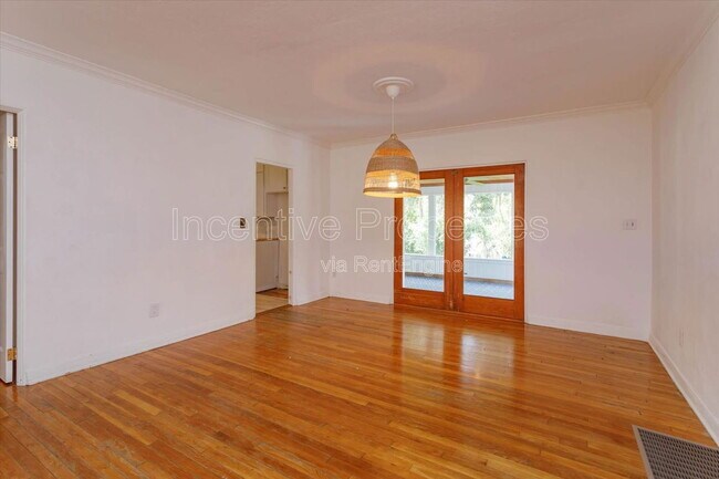 Building Photo - 1235 Ayrshire St