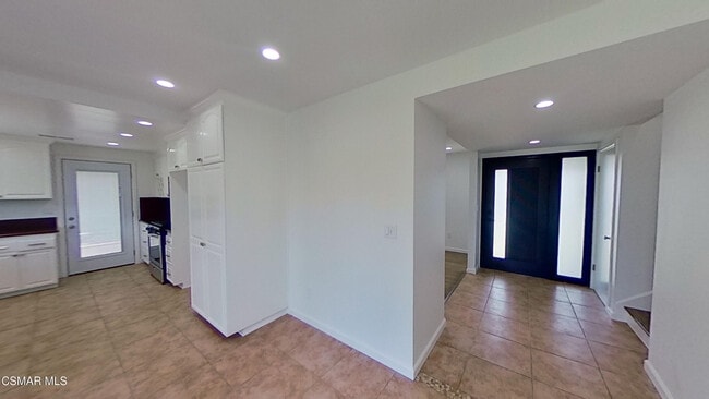 Building Photo - 845 La Grange Ave