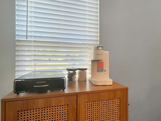 Building Photo - 501 W 9th St