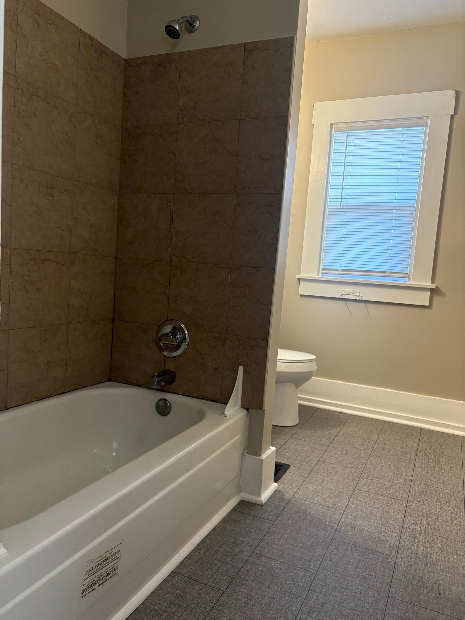 Building Photo - 612 Chestnut St