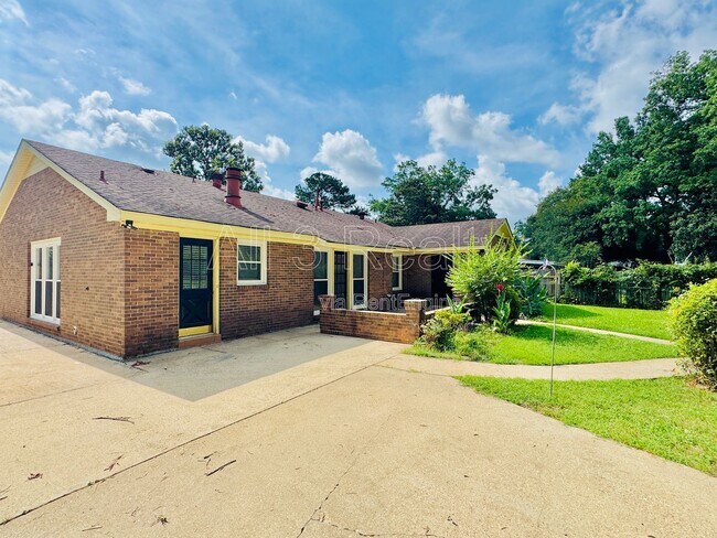 Building Photo - 713 Dubuque Dr