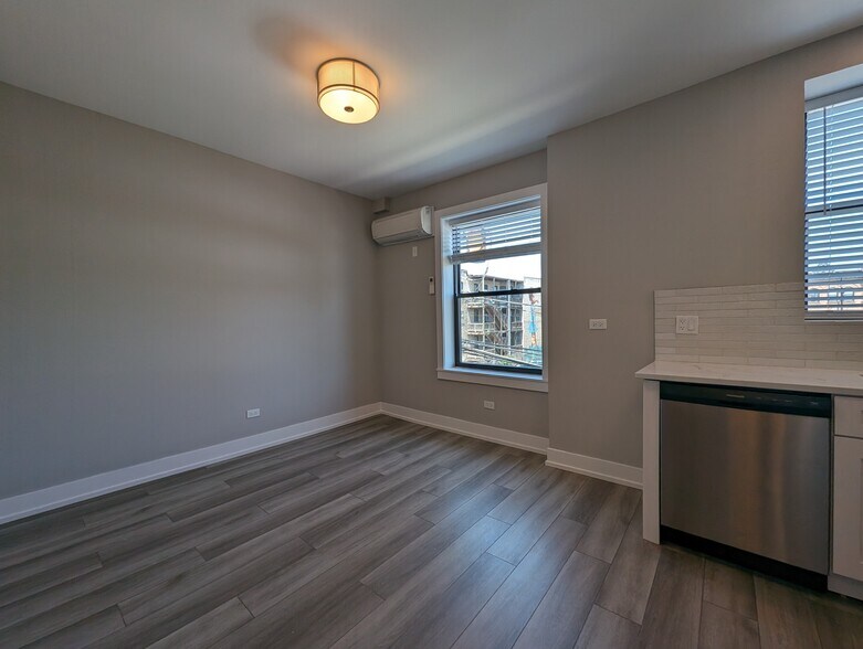 Building Photo - 3943 N Janssen Ave