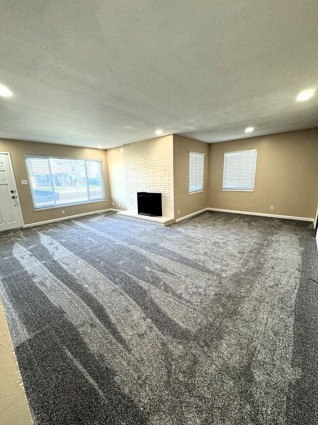 Building Photo - 3-Bedroom Home with Spacious Backyard Available to move in April 1