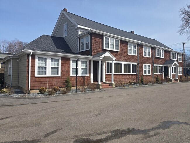 Building Photo - 288 Pleasant St