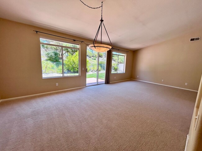 Building Photo - Spacious 4 Bed/2.5 Bath Home Escondido