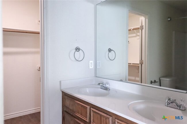 Building Photo - 909 Lasso Dr