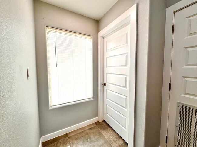 Building Photo - 1009 La Muralla St