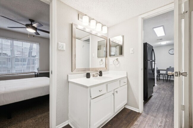 Building Photo - 3784 University Dr NW