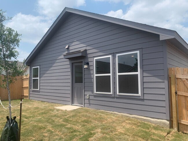 Building Photo - *MOVE IN SPECIAL* Comfortable Living with Open Kitchen & Fenced Yard!