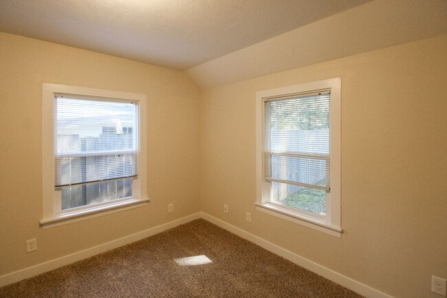 Building Photo - 860 Boxwood Ln SE