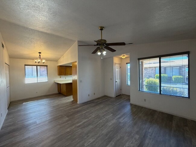 Building Photo - DARLING TOWNHOME FOR RENT!