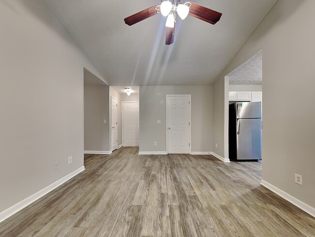 Building Photo - Move-in Special!