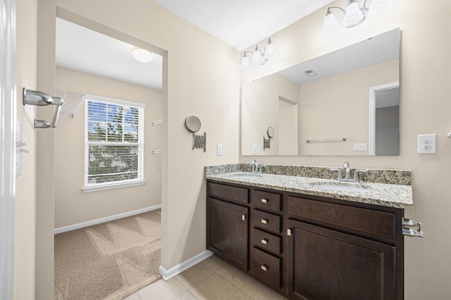 Building Photo - "Spacious 3-Bedroom Townhome with Fireplace, Pergola & Community Pool on Summerlake Drive!"