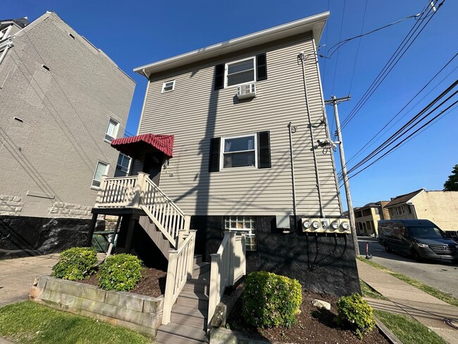 Building Photo - Superb Studio Apartment close to Pitt! Great Deal, Better Location! Call Today!