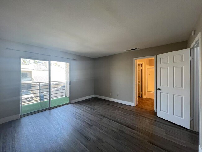 Building Photo - 2b2b TownHouse $1620