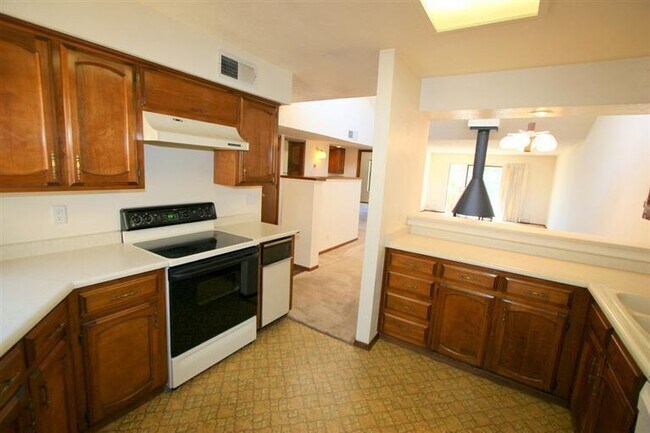 Building Photo - 830 Live Oak Rd NE