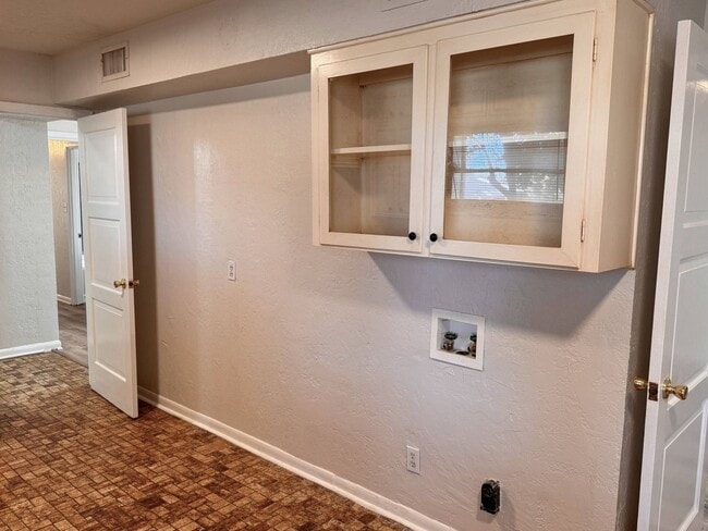 Building Photo - Adorable Mid Century Modern home on a corner lot!